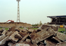 835288 Afbeelding van de sloop van het Stadion Galgenwaard (Stadionplein) te Utrecht.